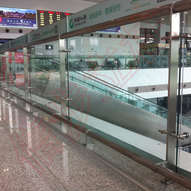 Quảng trường phía Bắc của ga xe lửa Nam Kinh sử dụng cột thép không gỉ làm cột hỗ trợ lan can nền tảng
