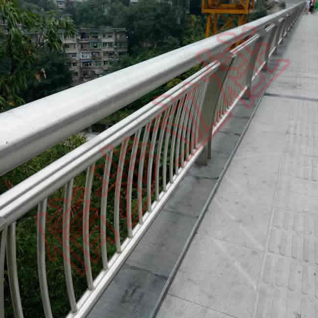 Cột thép không gỉ Walking cung cấp sự đảm bảo vững chắc cho lan can cầu nối lại cầu Wujiang Suiling ở Trùng Khánh